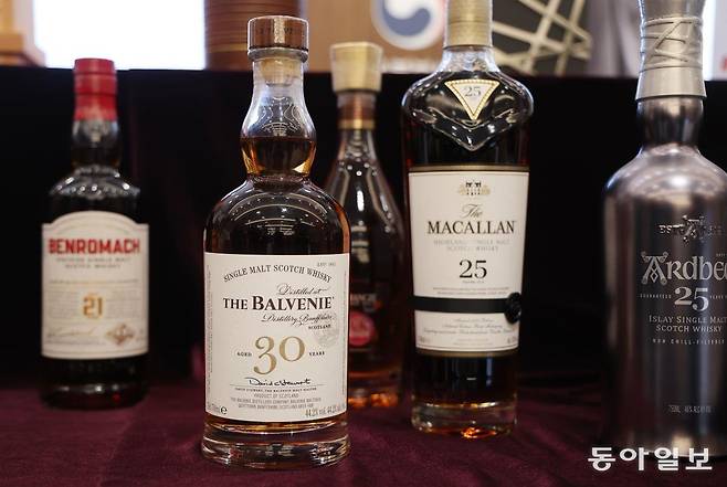 관세청은 적발 위스키 중 ‘발베니 30년’(사진 맨 앞)은 시중 판매가가 800만원이 넘는다고 밝혔습니다. 신원건 기자 laputa@donga.com