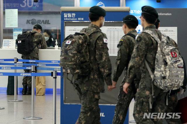 ‘민생회복 소비쿠폰’을 다양한 용처에서 사용하기 어려운 군 장병들을 위해 행정안전부가 국방부에 휴가를 요청하고, 주소지가 아닌 주둔지에서 사용하는 방안을 찾고 있다고 밝혔다. 사진=뉴시스 DB