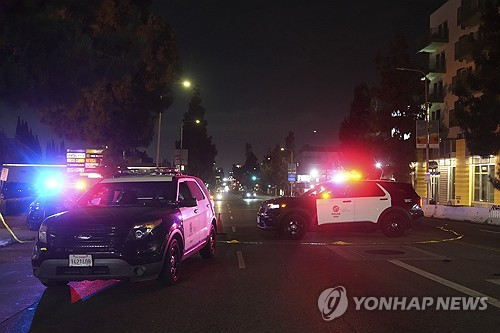 LA 시내에 출동한 경찰 *사진은 아래 기사 내용과 직접적인 관련은 없음. [AP 연합뉴스 자료사진]