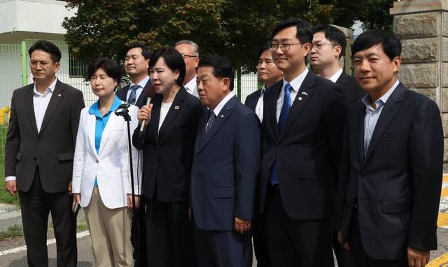 더불어민주당 3대 특검 종합대응 특별위원회가 지난달 31일 윤석열 전 대통령이 수감된 서울구치소를 방문해 브리핑을 하고 있다. [국회사진기자단]