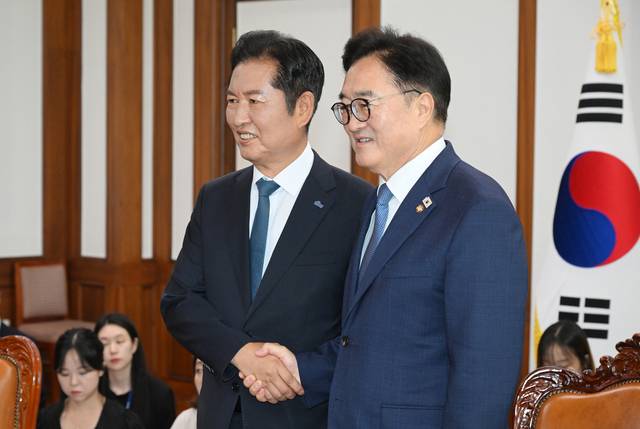 정청래(왼쪽) 신임 더불어민주당 대표가 5일 국회에서 우원식 국회의장을 예방해 악수하고 있다. [공동취재]