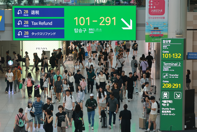 휴가철을 맞아 지난달 29일 인천공항 제1여객터미널 면세 구역이 여행객으로 붐비고 있다. 연합뉴스