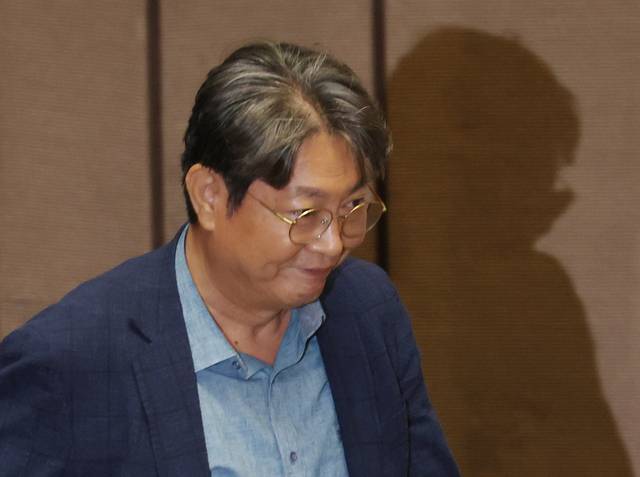 차명 주식거래 의혹을 받는 이춘석 의원이 5일 국회 본회의에서 방송법 일부개정법률안 관련 필리버스터 종결 동의를 표결하는 투표를 하고 있다. [연합뉴스]