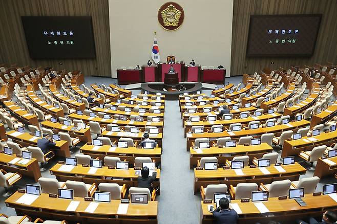 방송3법 무제한토론 이틀째     (서울=연합뉴스) 류영석 기자 = 5일 국회 본회의에서 더불어민주당 노종면 의원이 방송법 일부개정법률안 관련 무제한 토론(필리버스터)을 이어가고 있다. 2025.8.5     ondol@yna.co.kr (끝)
