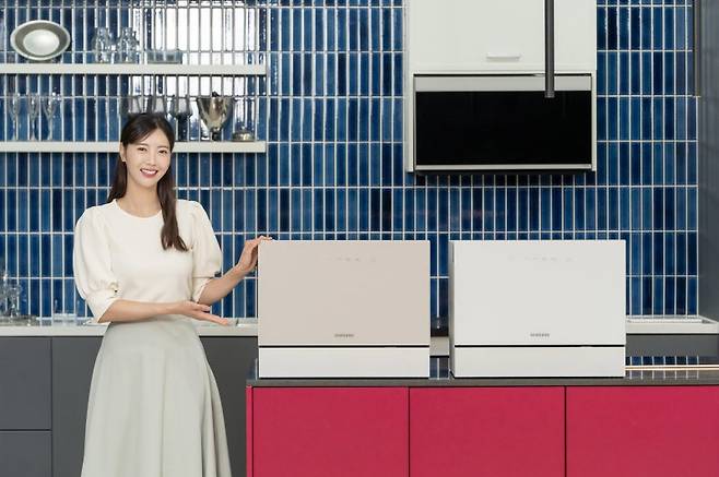 모델이 삼성전자 2025년 '비스포크 식기세척기 카운터탑' 신제품 옆에서 포즈를 취하고 있다. 삼성전자 제공