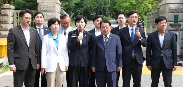 지난달 31일 여당의 ‘3대 특검(내란·김건희·순직해병) 종합대응특별위원회’가 첫 일정으로 윤석열 전 대통령이 수감된 서울구치소를 방문한 가운데 면담 전 구치소 앞 브리핑을 하고 있다. 국회사진기자단
