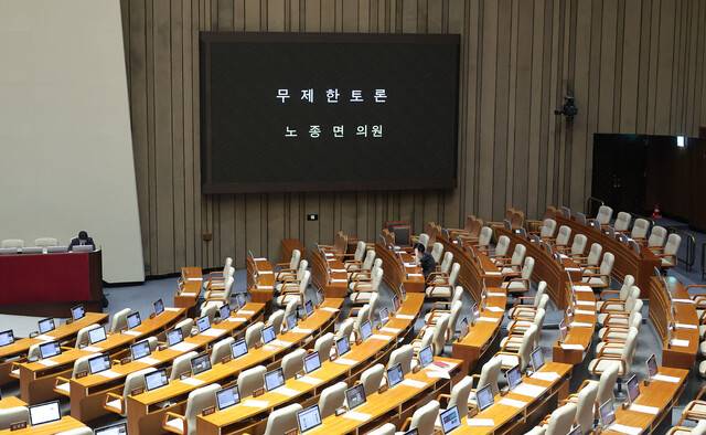 5일 국회 본회의에서 노종면 더불어민주당 의원이 방송법 일부개정법률안 관련 무제한 토론(필리버스터)을 이어가는 가운데 배현진 국민의힘 의원만이 자리를 지키고 있다. 연합뉴스