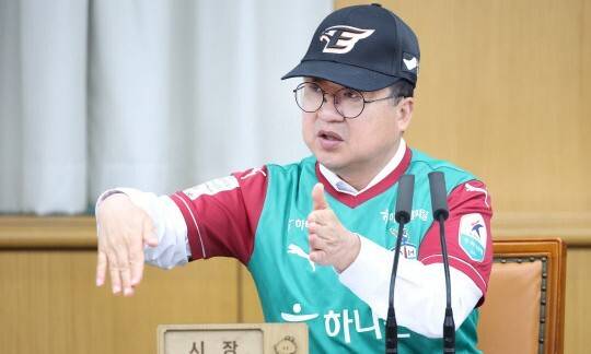 이장우 대전시장이 지난 4월28일 프로야구 한화이글스 모자와 프로축구 하나시티즌 유니폼을 착용하고 주간업무회의를 주재하고 있다. 대전이 연고인 두팀 모두 당시 1위였다. 대전시 제공