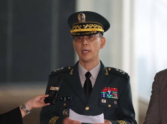 김용대 전 드론작전사령관이 지난달 17일 서울 서초구 서울고검에 마련된 조은석 내란·외환 특별검사팀 사무실에 피의자 신분으로 출석해 입장을 밝히고 있다. 뉴시스