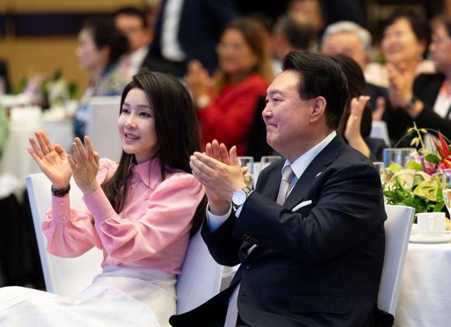 윤석열 전 대통령과 김건희 여사가 지난해 7월 8일 미국 하와이에서 열린 동포 만찬 간담회에서 박수를 치고 있다. 한국일보 자료사진