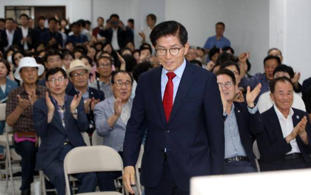 국민의힘 당대표 후보로 나선 김문수 전 고용노동부 장관이 5일 부산 국민의힘 부산시당에서 열린 당원 간담회에 참석해 발언하기 위해 단상으로 향하고 있다. 뉴스1