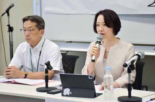 재일동포 작가 후카자와 우시오(오른쪽)가 4일 일본 도쿄 도내에서 열린 기자회견에서 주간지 '슈칸신초'가 게재한 칼럼에 대해 항의하고 있다. 도쿄=교도 연합뉴스
