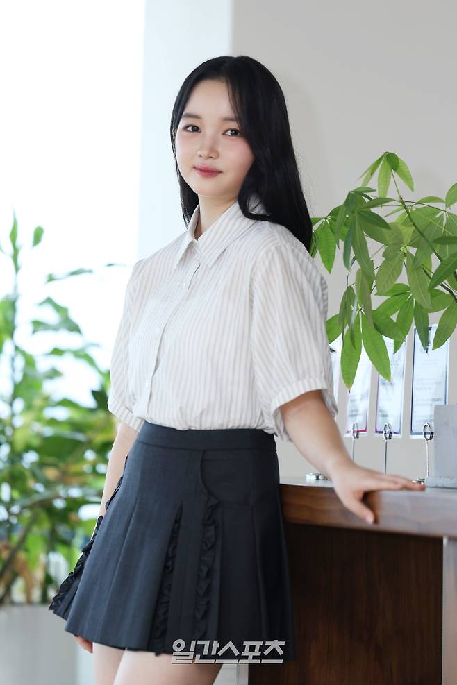 영화 '좀비딸' 출연 배우 최유리가 29일 오후 서울 중구 순화동 KG타워 20층 라운지에서 진행된 일간스포츠와의 인터뷰에 앞서 포즈를 취하고 있다. 서병수 기자 qudtn@edaily.co.kr /2025.07.29/