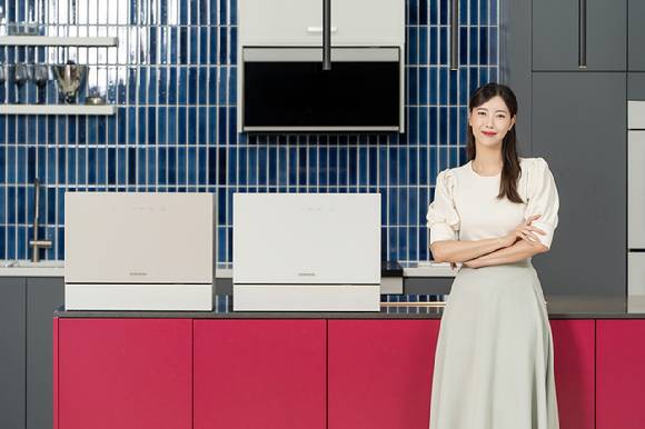 삼성전자 모델이 에너지 효율을 강화한 2025년형 '비스포크 식기세척기 카운터탑' 신제품을 소개하고 있다. [사진=삼성전자]