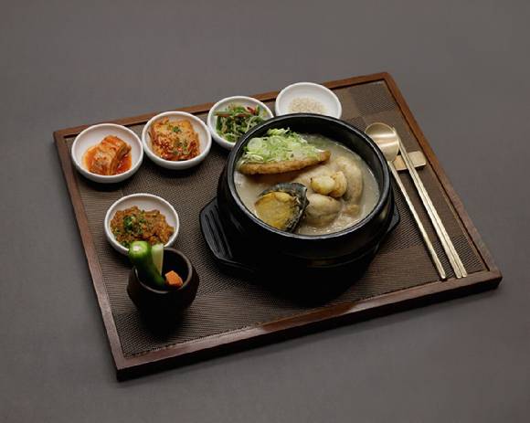 누룽지 삼계탕 반상. [사진=뱅커스클럽 바이 반얀트리]