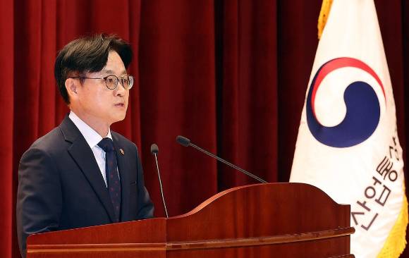 김정관 산업통상자원부 장관이 지난달 21일 정부세종청사 산업통상자원부 강당에서 열린 취임식에서 취임사를 하고 있다. [사진=연합뉴스]