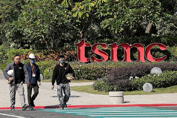 지난해 12월 대만 타이난의 남대만 과학공원 TSMC 팹 18 앞에서 사람들이 거리를 걷고 있다. [사진=로이터/연합뉴스]
