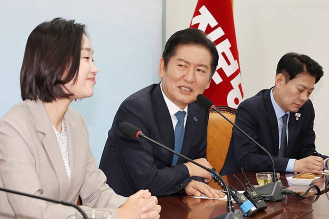 더불어민주당 정청래 신임 대표가 5일 서울 여의도 국회에서 진보당을 예방해 김재연 상임대표와 대화하고 있다. 2025.8.5 [사진=연합뉴스]