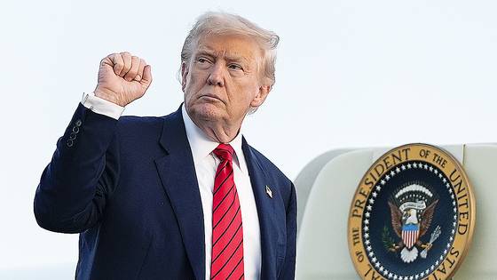 도널드 트럼프 미국 대통령이 3일(현지시간) 펜실베이니아주 레히 밸리 국제공항에서 대통령 전용기(에어포스 원)에 탑승하며 오른손 주먹을 쥐어 보이고 있다. AP=연합뉴스