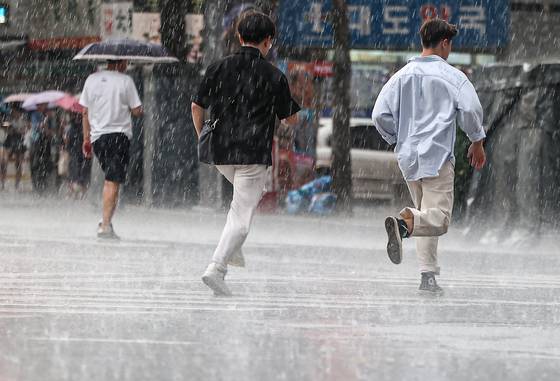 지난달 8일 오후 서울 종로구 종각역 인근에서 우산을 쓴 시민들이 비를 피해 발걸음을 재촉하고 있다. 뉴스1