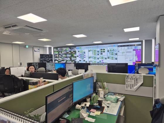 충북 증평군 수도사업소 상수도팀 직원들이 배수지와 주민 급수 상황을 점검하고 있다. 최종권 기자