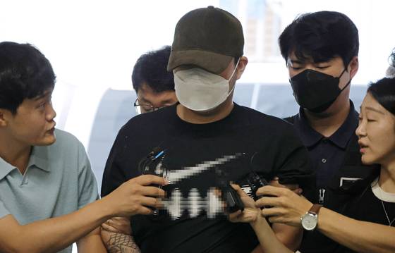 5일 오전 대전 교제살인 사건 피의자 A씨(20대)가 입원 중이던 병원에서 퇴원하면서 경찰에 체포돼 대전서부경찰서로 들어서고 있다. 연합뉴스