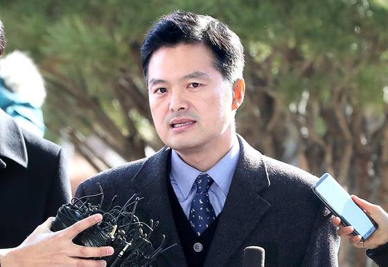 청와대 특감반의 민간인 사찰 의혹을 제기한 김태우 수사관이 2019년 1월 3일 오후 서울 송파구 동부지방법원에 참고인 신분으로 출석하고 있다. 장진영 기자