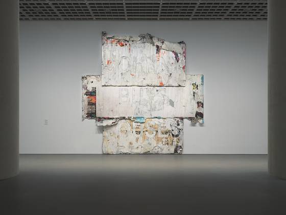 마크 브래드포드, 명백한 운명(Manifest Destiny), 2023, 캔버스에 혼합재료, Courtesy of the artist and Hauser & Wirth, 표면에 '조니가 집을 삽니다'라는 광고 문구가 새겨져 있다. 사진 아모레퍼시픽미술관