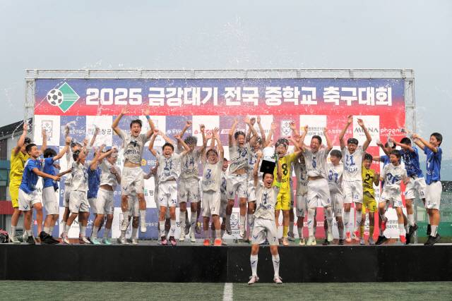 ▲ 속초연세FCU15가 지난 3일 평창 진부면민체육공원에서 열린 문래중과 금강대기 중등 U14 유스컵 결승에서 승리하며 우승을 차지한 뒤 시상대에 올라 기뻐하고 있다.  한규빈 기자