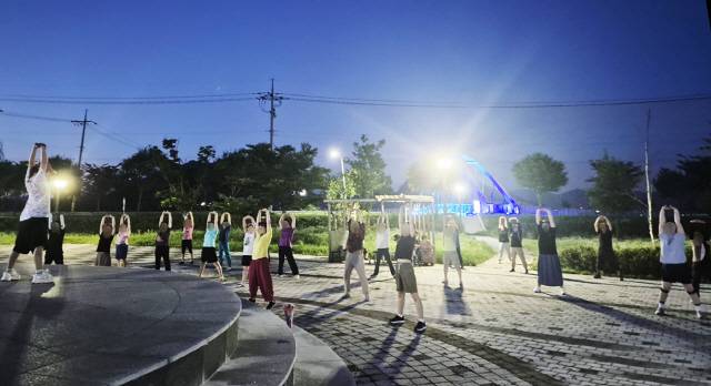 ▲ 철원군 명성 어린이공원에서는 100명 이상의 주민이 모여 달빛체조를 실시하는 등 참여 열기가 고조되고 있다.