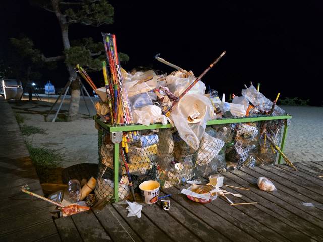 ▲ 지난 3일 오전 1시쯤 찾은 강릉 강문해수욕장 백사장과 쓰레기통에는 폭죽 등을 비롯해 밤새 생겨난 쓰레기들이 해변 곳곳에 버려져 있다.  황선우 기자