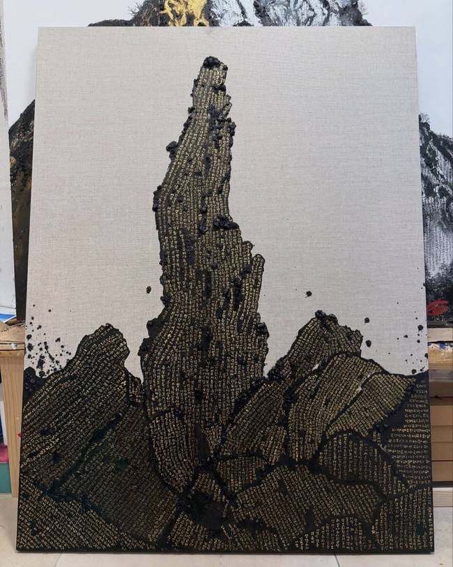 ▲ ‘그림 그리는 배우’로 유명한 김규리씨가 최근 삼척의 촛대바위를 주제로 하는 먹 그림을 공개해 관심을 끌고 있다. [사진 출처=김규리 소셜미디어]