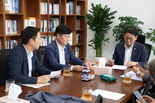 ▲ 구자열 원주내일연구원 이사장은 4일 김교흥 국회 문화체육관광위원장을 만나 원주 아카데미극장 철거 반대 시민 선처를 위한 탄원서 서명을 요청했다.
