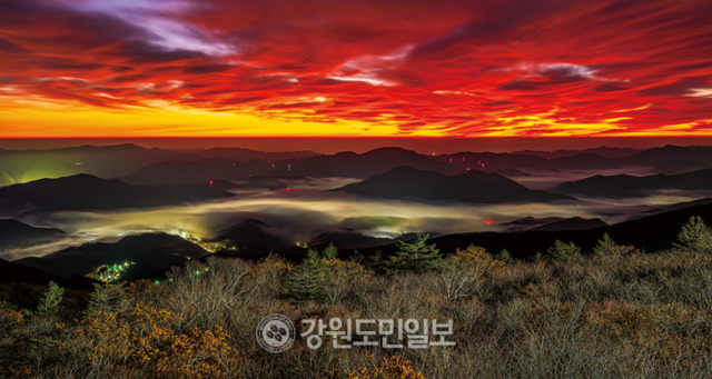 ▲ 사진작가 노남호 태백중 교장의 사진전 ‘크게 밝은 산, 함백산(咸白山)’의 도록에 수록된 ‘태백의 여명’ 작품. 노남호 작가 제공.