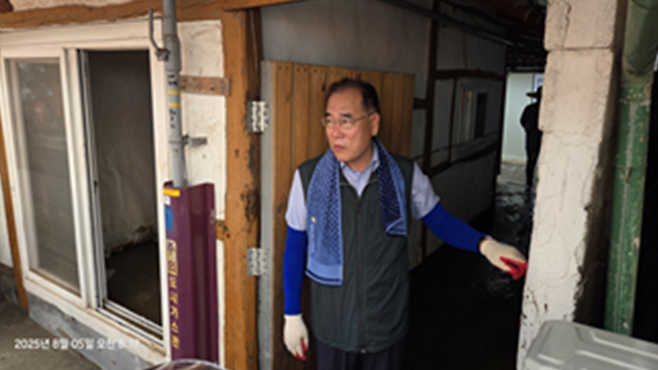 ▲ 더불어민주당 이개호 의원이 5일 민주당 주요 당직자들 30여 명과 함께 수해복구 활동을 하며 지역 주민들을 도왔다&nbsp;[이개호 의원실]