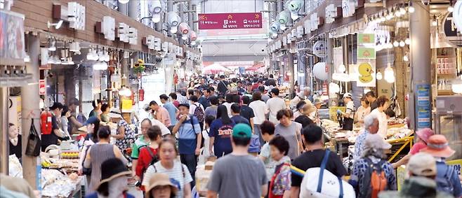 지난달 27일 서울 제기동 청량리종합시장이 장을 보러 온 시민들로 북적이고 있다.   뉴스1