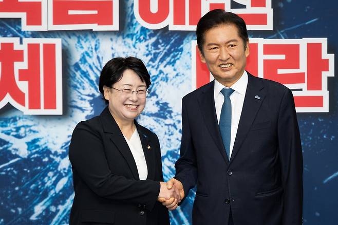 정청래 더불어민주당 대표가 5일 서울 여의도 국회에서 김선민 조국혁신당 당대표 권한대행을 예방, 기념 촬영을 하고 있다. / 사진=뉴스1