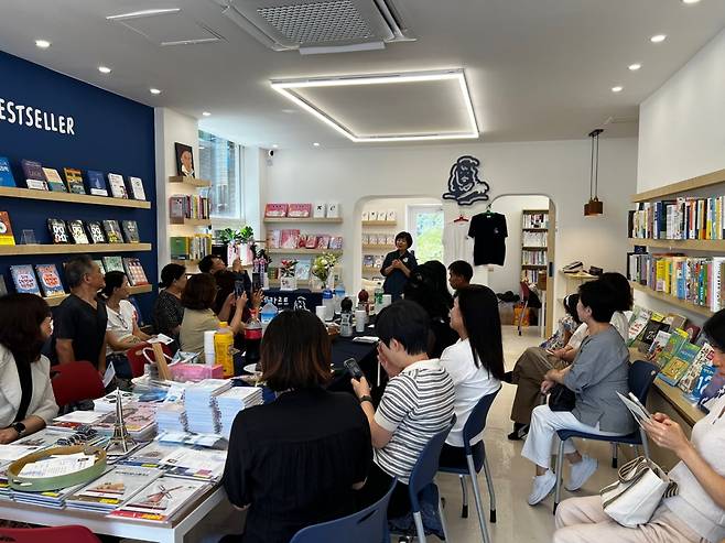 지난달 25일 강원도 원주 귀래면 운남리 ‘데카르트 수학책방’ 개점식 모습. 데카르트 수학책방 제공