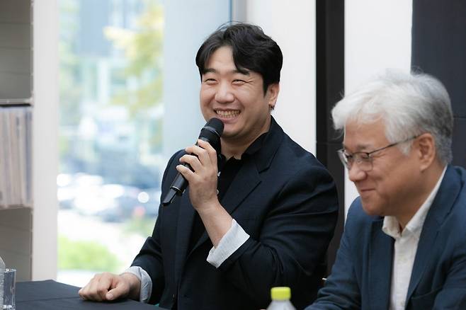'싱 로우 앤 소프트'에 서는 소감을 말하는 바리톤 김기훈 / 사진 제공. 아츠앤아티스트
