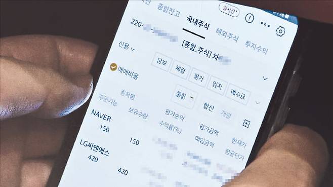 국회 법제사법위원장인 이춘석 더불어민주당 의원이 지난 4일 국회 본회의에서 다른 사람 명의의 주식 계좌를 확인하고 있다.  /더팩트 제공