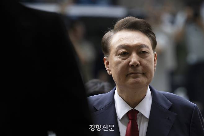 윤석열 전 대통령이 지난달 9일 오후 구속 전 피의자 심문(영장실질심사)을 받기 위해 서울 서초구 서울중앙지법으로 들어서고 있다. 이날 남세진 영장전담 부장판사는 영장실질심사 이후 구속영장을 발부했다. 문재원 기자
