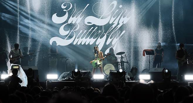 인천 송도달빛축제공원에서 열린 ‘펜타포트 락 페스티벌 2025’ 무대에서 ‘3호선 버터플라이‘가 공연을 하고 있다. 서성일 선임기자