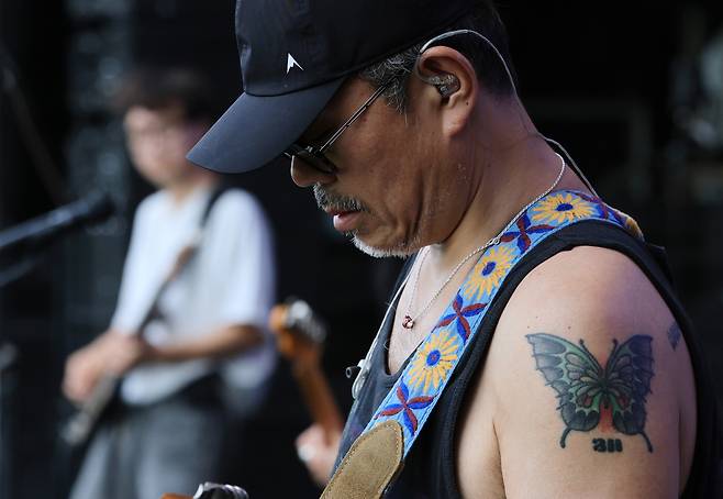 기타리스트 성기완의 팔뚝에 ‘3호선 버터플라이’ 문신이 새겨져 있다. 성기완은 9년 만에 밴드에 복귀했다. 서성일 선임기자