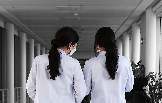 서울의 한 대학 병원에서 의료진이 걷고 있다. 한수빈 기자