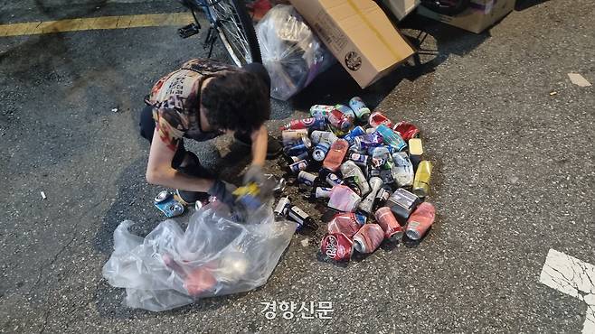 여성 노인 A씨(75)가 서울 마포구 망원역 근처 PC방 앞에서 캔, 유리병 쓰레기를 분류하고 있다. 강한들 기자