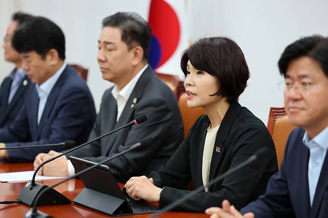 한정애 더불어민주당 정책위의장(오른쪽에서 두번째)이 5일 국회에서 열린 원내대책회의에서 발언하고 있다. 박민규 선임기자