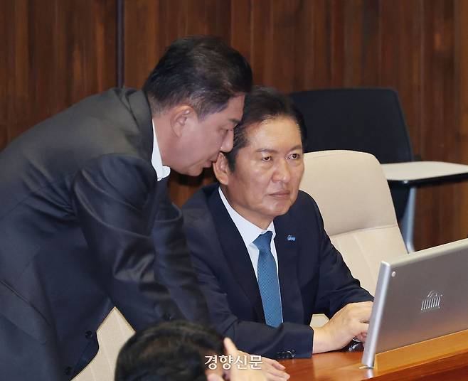 더불어민주당 정청래 대표와 김병기 원내대표가 5일 국회 본회의에서 대화하고 있다. 박민규 선임기자
