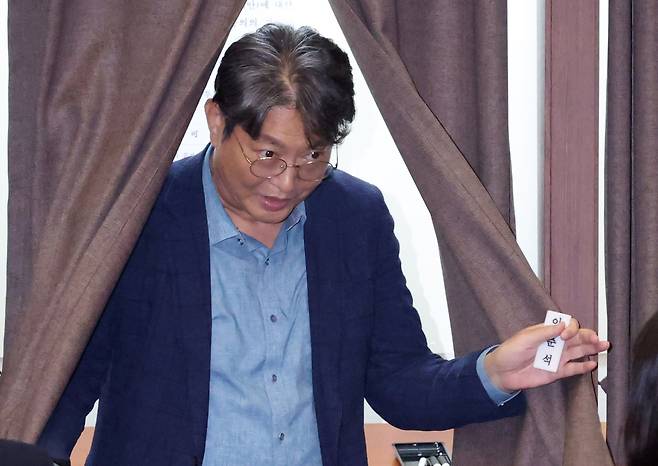 이춘석 더불어민주당 의원이 5일 국회 본회의에서 방송법 개정안 투표를 위해 기표소를 나오고 있다. 박민규 선임기자