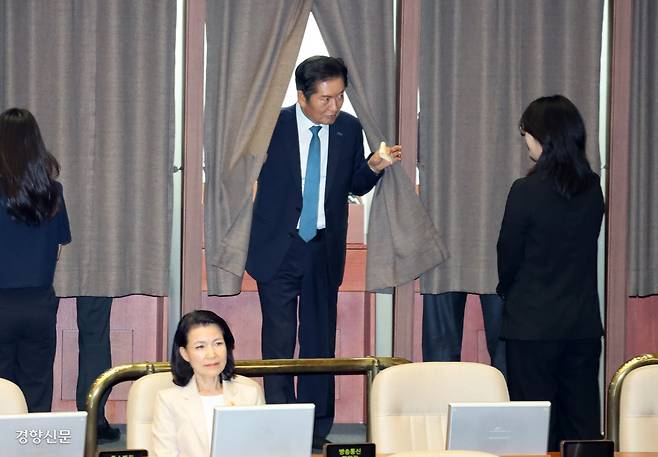 거침없는 자와 어쩔 도리 없는 자 정청래 더불어민주당 대표가 5일 국회 본회의장에서 방송법 일부개정법률안 관련 필리버스터 종결 동의 투표를 하는 동안 이진숙 방송통신위원장이 홀로 국무위원석에 앉아 있다. 박민규 선임기자
