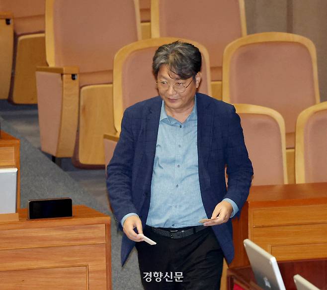 차명 주식거래 의혹을 받는 더불어민주당 이춘석 의원이 5일 국회 본회의에서 방송법 일부개정법률안 관련 필리버스터 종결 동의를 표결하는 투표를 하고 있다. 박민규 선임기자